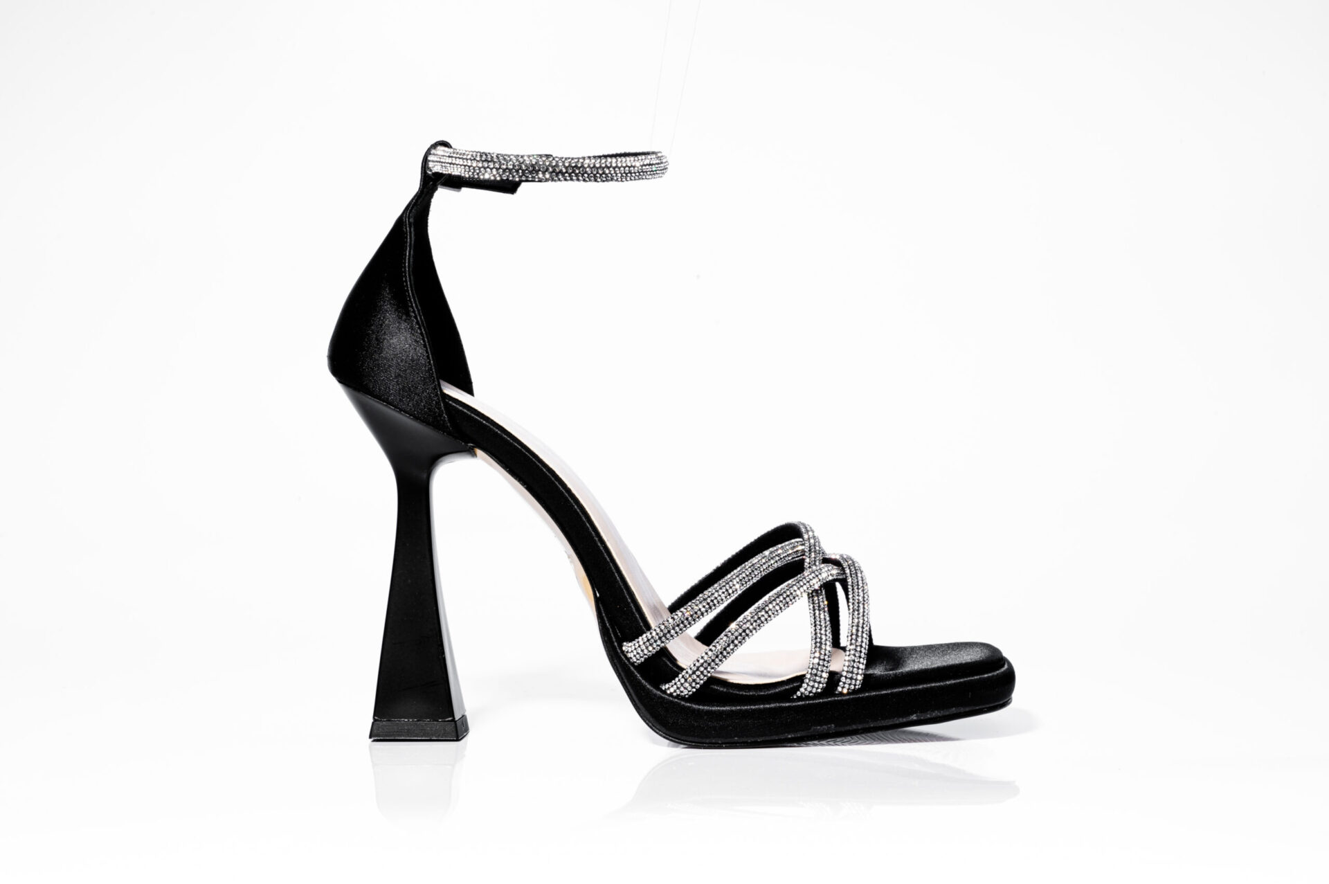 Дамски сандали на висок ток Yoncy черен сатен Дамски сандали на висок ток Yoncy черен сатен