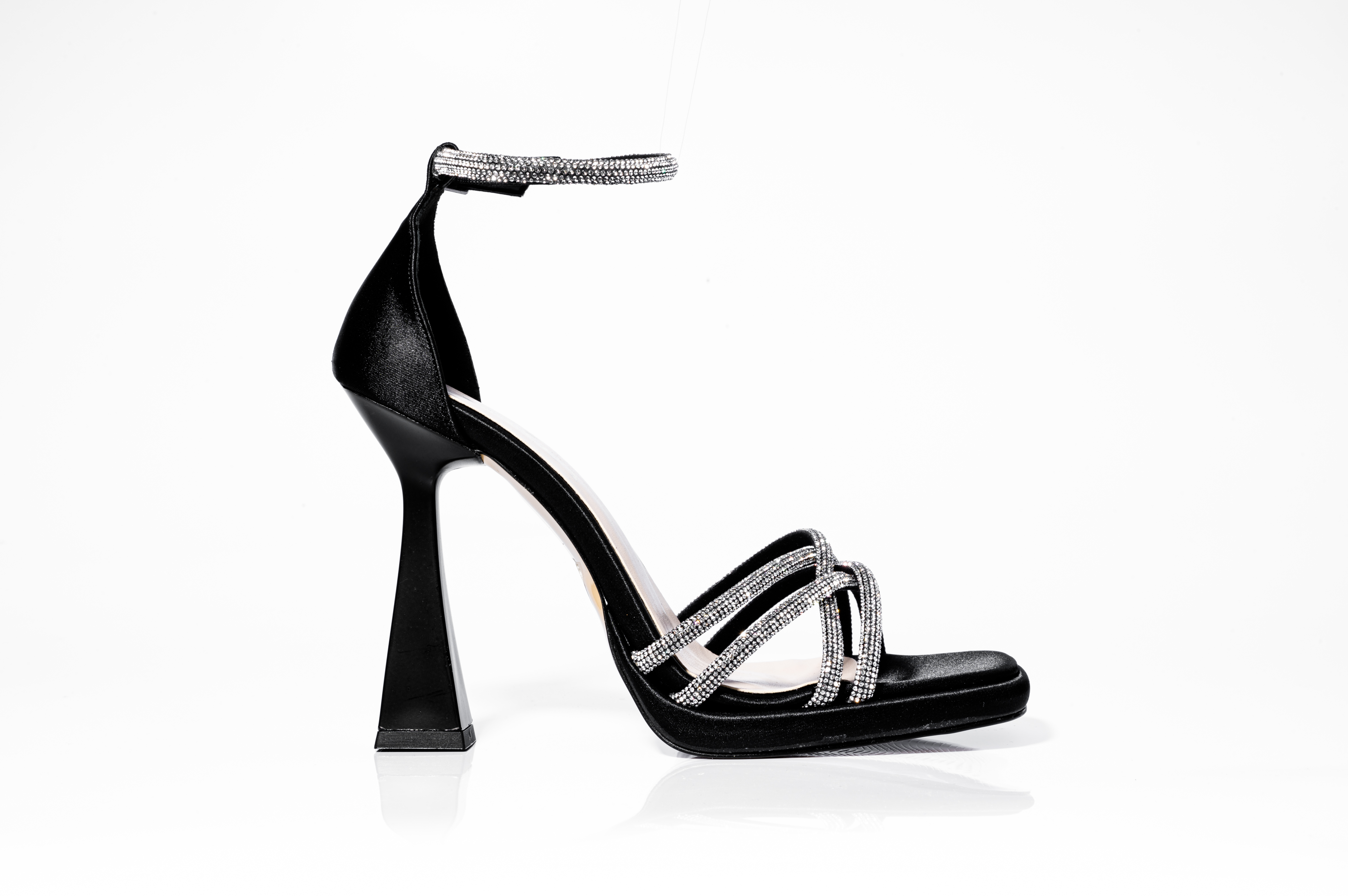 Дамски сандали на висок ток Yoncy черен сатен