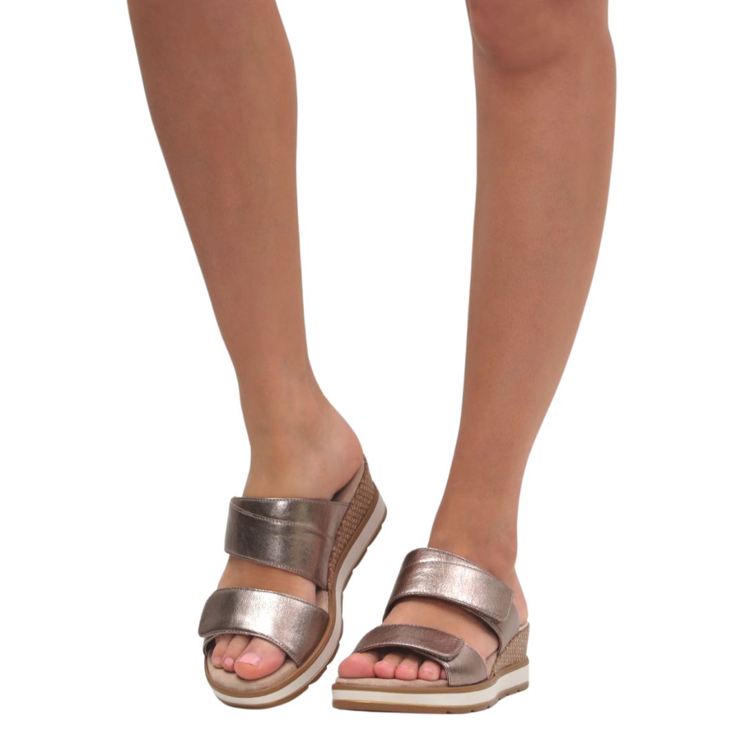 Неозаглавен дизайн (1) Дамски чехли на платформа Caprice златисти - Image 1