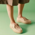 Дамски велурени обувки Clarks Torhill Bee бежови - Image 2